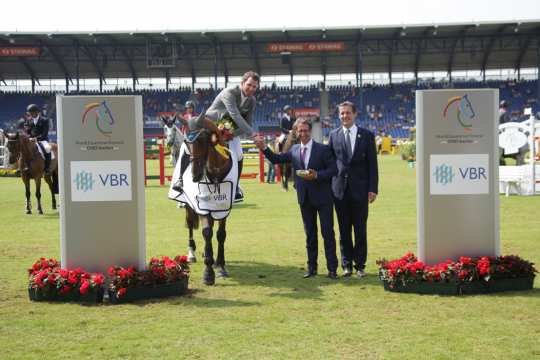 The winner is congratulated by Ralf Hündgen, partner in the law firm VBR, and Wolfgang Mainz, member of the ALRV advisory board.