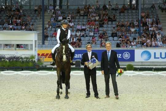 The winner is congratulated by Horst Wollgarten, Master's degree in business administration and managing partner, and ALRV chairman of the board Frank Kemperman. 