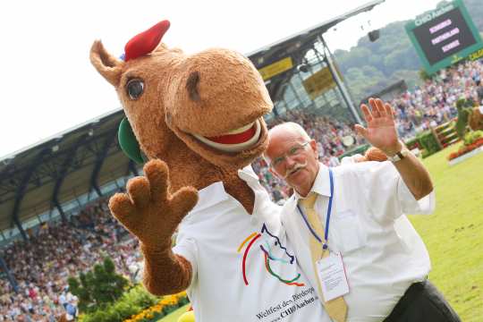 Hubert Coonen mit CHIO Aachen-Maskottchen "Karli".