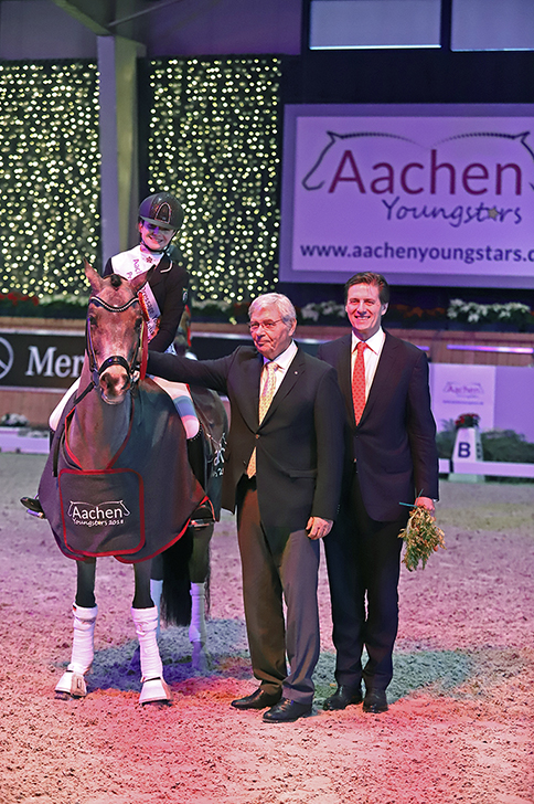 A delighted Johanna Kullmann being congratulated by Klaus Peters and ALRV Supervisory Board member, Wolfgang Mainz (right).Photo: Fotostudio Marx 