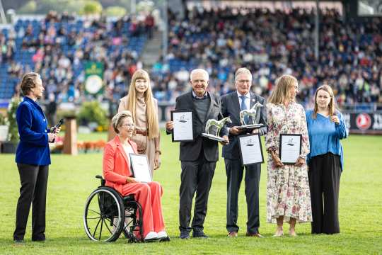 Bei der Verleihung des Medienpreises Silbernes Pferd in der Siegerehrung im vollen Hauptstadion. Alle Podiumsplatzierten mit Urkunde und Ehrenpreisen beim Applaus der Zuschauer.