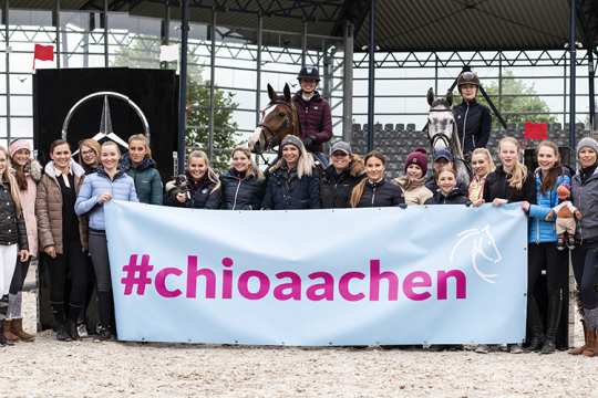 Die Teilnehmerinnen des 2. CHIO Aachen-Bloggertreffens zusammen mit Springreit-Bundestrainer Otto Becker. Foto: CHIO Aachen/ Franziska Sack