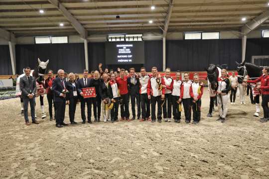 Congratulations to the Greek team Christian Burmester, stv. Chairman of the Board of Sparkasse Aachen (3rd from the left) and ALRV-President Carl Meulenbergh (left). Photo:  CHIO Aachen / Photostudio Strauch