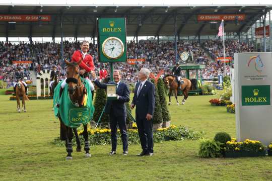 Rafael Rolli, Geschäftsführer Rolex Deutschland GmbH, gratuliert Kent Farrington gemeinsam mit ALRV-Präsident Carl Meulenbergh (rechts).