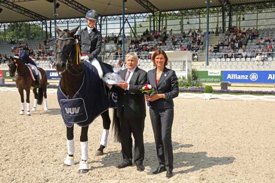 The winner is congratulated by Michael Mahr (CEO VUV - Vereinigte Unternehmerverbände Aachen) and Stefanie Peters (member of the ALRV board).