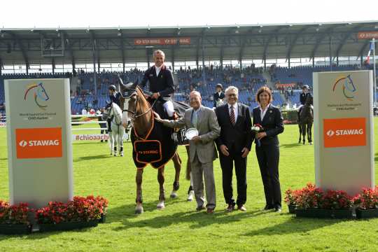 Congratulations to the winner from the STAWAG board Christian Becker and Wilfried Ullrich and ALRV Supervisory Board member Stefanie Peters.