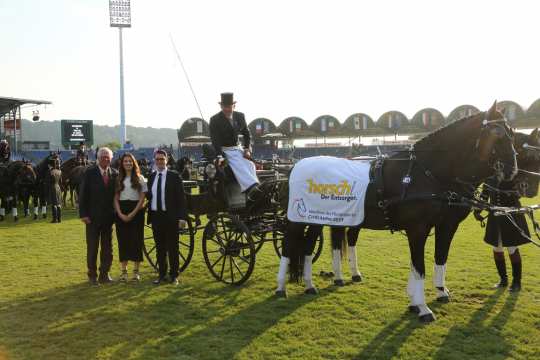 v.l.: Baron Wolf von Buchholtz, Louisa and Marco Horsch congratulating the lucky winner. 