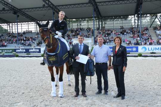 The winner is congratulated by Joris Kaanen, General Manager Havens (left) and Stefanie Peters, member of the ALRV advisory board. (Foto: CHIO Aachen/ Michael Strauch) 