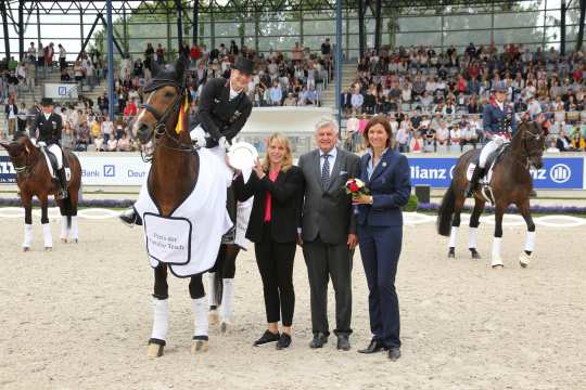 Sabine and Siegward Tesch and ALRV  Stefanie Peters, member of the ALRV advisory board, congratulating Isabelle Werth. 