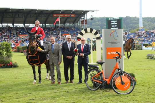 from left: Dr. Christian Becker, Wilfried Ullrich (CEO STAWAG) and advisory Board member Wolfgang "Tim" Hammer congratulate the winner.