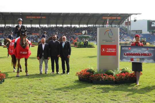 Dem Sieger gratulieren v.l. Ilker Kavas (Sponsorships and Publications Manager Turkish Airlines), Nurullah Dogan (General Manager Turkish Airlines Köln) und ALRV-Aufsichtsratsmitglied Wolfgang "TIm" Hammer.