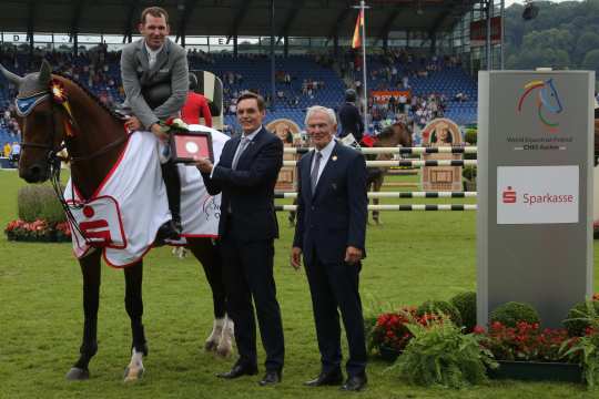 Norbert Laufs, CEO of Sparkasse Aachen and ALRV president Carl Meulenbergh congratulating the winner Philipp Weishaupt. 