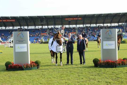 Congratulations to the winner from Tim Grüttemeier and ALRV President Carl Meulenbergh (right).