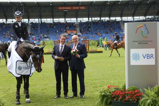 Ralf Hündgen, VBR, and supervisory board member Wolfgang "Tim" Hammer congratulating the winner. 