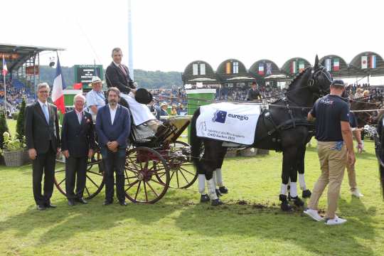 Aachens Oberbürgermeister Marcel Philipp, Baron Wolf von Buchholtz, Vizepräsident des ALRV, und Luc Gillard, zukünftiger Vorsitz der Euregio Maas-Rhein, gratulieren dem Sieger.