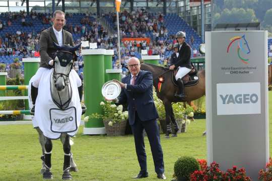 Wolfgang "Tim" Hammer, member of the Supervisory Board, congratulates the winner. 