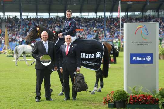 The winner is congratulated by Dr. Jochen Schübbe, Head of Sales Directorate Cologne, Sales Director and Wolfgang "Tim" Hammer, member of the supervisory board. 