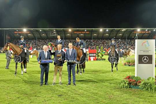 Dr. Carsten Oder, Chairman of the Managing Board Mercedes-Benz Cars Deutschland (right) and Carl Meulenbergh, President Aachen-Laurensberger Rennverein (left) congratulate the Swedish team.