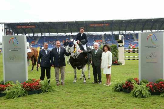 v.l.: Peter Weinberg, Gerhard Müter, Breido Graf zu Rantzau und Marion Müter gratulieren dem Sieger. 