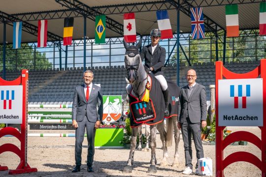 Old acquaintances: As on Saturday already, the NetAachen Executive Director, Andreas Schneider (right) congratulated the winner Thibault Philippaerts. Congratulating on behalf of the ALRV: the Advisory Board Member, Dr. Thomas Förl. Photo: Aachen International Jumping/ Arnd Bronkhorst