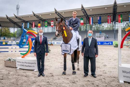 The ALRV Supervisory Board members Dr. Thomas Föhr (left) and Peter Weinberg congratulate Richard Vogel on his victory. Photo: Aachen International Jumping/ Arnd Bronkhorst 