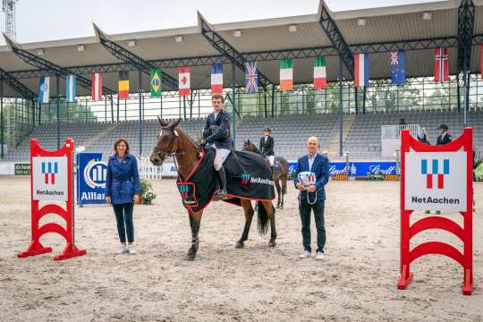 ALRV-Präsidentin Stefanie Peters und NetAachen-Geschäftsführer Andreas Schneider gratulieren Dieter Vermeiren. Foto: Aachen International Jumping/ Arnd Bronkhorst