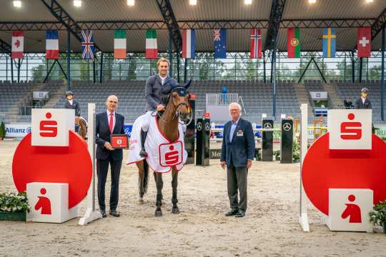 Dem Sieger gratulieren Ralf Wagemann, Vorstandsmitglied Sparkasse Aachen (links) und ALRV-Vizepräsident Baron Wolf von Buchholtz. Foto: Aachen International Jumping/ Arnd Bronkhorst 