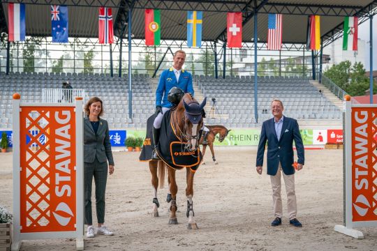 Dem Sieger Christian Ahlmann gratulieren STAWAG-Vorstand Dr. Christian Becker und die Präsidentin des Aachen-Laurensberger Rennvereins Stefanie Peters. Foto: Aachen International Jumping/ Arnd Bronkhorst