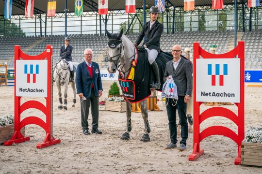 Dem Sieger gratulieren NetAachen-Geschäftsführer Andreas Schneider (rechts) und ALRV-Vizepräsident Baron Wolf von Buchholtz. Foto: Aachen International Jumping/ Arnd Bronkhorst