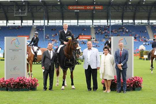 Marion and Gerhard Müter, supporters of German U25 Trophy of the Stiftung Deutscher Spitzenpferdesport, and ALRV Supervisory Board members Peter Weinberg (left) and Dr. Thomas Förl (far right) congratulate the winner Philipp Schulze Topphoff. Photo: CHIO Aachen/ Michael Strauch