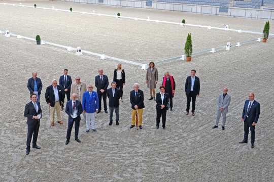 ALRV-Präsidentin Stefanie Peters (6.v.r.) zeichnete langjährige Mitglieder für ihre Treue zum Verein aus. Foto: CHIO Aachen