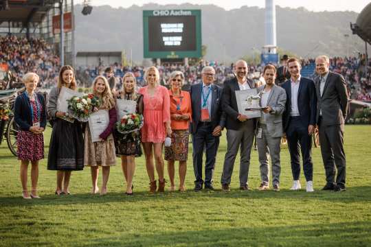 Das Foto zeigt die Sieger von 2019, das Team von sportschau.de (rechts) mit den Platzierten und den Jurymitgliedern (Foto: CHIO Aachen/ Franziska Sack).