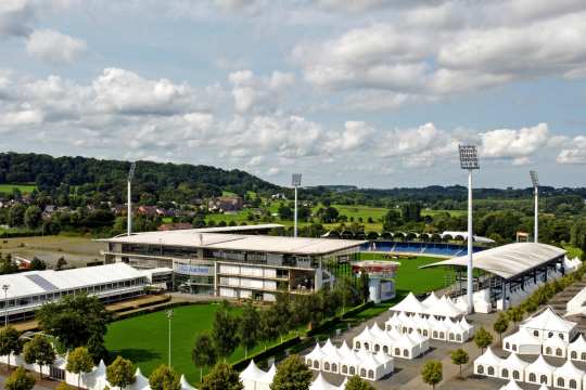 The typical white tents are already in place, now it's time for the interior work. (Photo: CHIO Aachen)