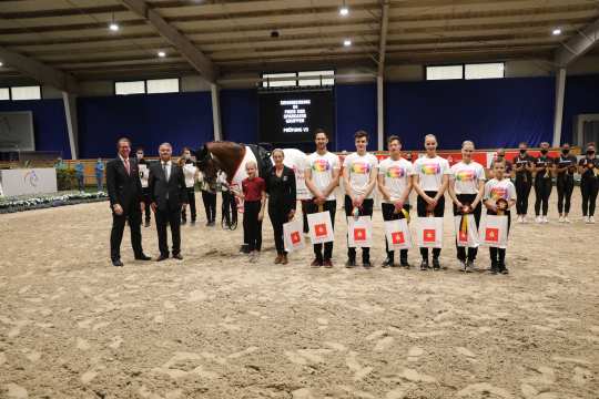 Thomas Salz, Member of the Board of Sparkasse Aachen, and Peter Weinberg, Member of the ALRV Supervisory Board, congratulate the winning Team Fredenbeck. 