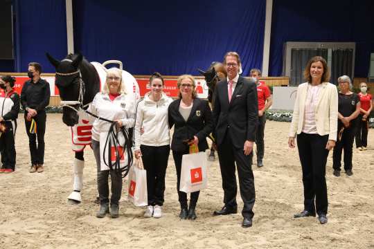 Janika Derks is happy about her victory, Thomas Salz, Member of the Board of Sparkasse Aachen, and ALRV President Stefanie Peters congratulate.