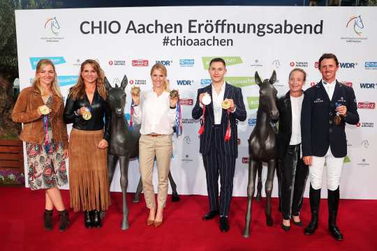 Goldener Glanz auf dem Roten Teppich (v.l.): Julia Krajewski, Dorothee Schneider, Jessica von Bredow-Werndl, Felix Streng, Isabell Werth und Ben Maher.