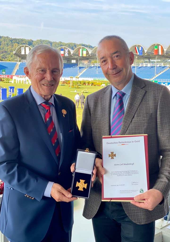 Carl Meulenbergh (links) wurde von Hans-Joachim Erbel, Präsident der Deutschen Reiterlichen Vereinigung (FN), mit dem Deutschen Reiterkreuz in Gold der FN ausgezeichnet. Foto: CHIO Aachen/HR