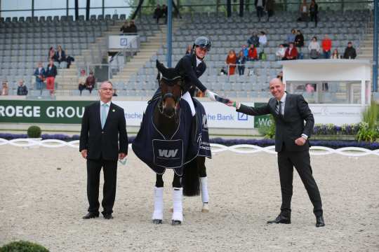 From left: ALRV supervisory board member Peter Weinberg and Alexander Peters, deputy chairman of the board of VUV - United Business Associations Aachen, and congratulate the lucky winner Helen Langehanenberg. Photo: CHIO Aachen / Michael Strauc