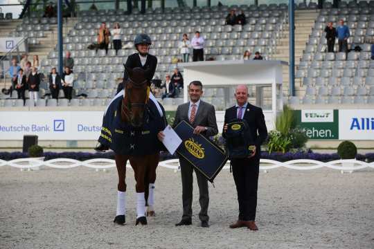 From left: HAVENS Managing Director Joris Kaanen and ALRV Supervisory Board member Jürgen Petershagen congratulate the smiling winner Fabienne Müller-Lütkemeier. 