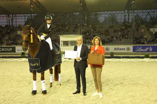  Congratulations from Dr. Adalbert Lechner, Managing Director and member of the group management of Lindt & Sprüngli AG, and ALRV President Stefanie Peters the lucky winner. Photo: CHIO Aachen / Michael Strauch