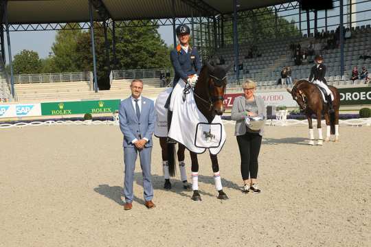 From left: Dr. Thomas Förl, ALRV Supervisory Board member, and Ms. Anja Heeb-Lonkwitz, Managing Director of the Liselott and Klaus Rheinberger Foundation, congratulate the winner in the Deutsche Bank Stadium. Photo: CHIO Aachen / Michael Strauch