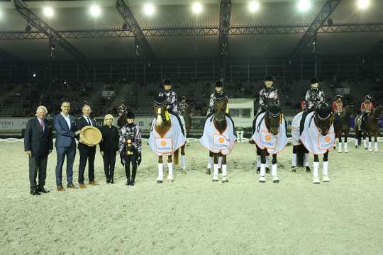 Baron Wolf von Buchholtz, Vizepräsident ALRV, Christoph Hartmann (Herausgeber Stadtmagazin Bad Aachen), Marco Herwartz, Präsident der Handwerkskammer Aachen, und Frau Caroline Fister-Hartmann (Herausgeberin Stadtmagazin Bad Aachen) gratulieren dem siegreichen Quadrillen-Team. 