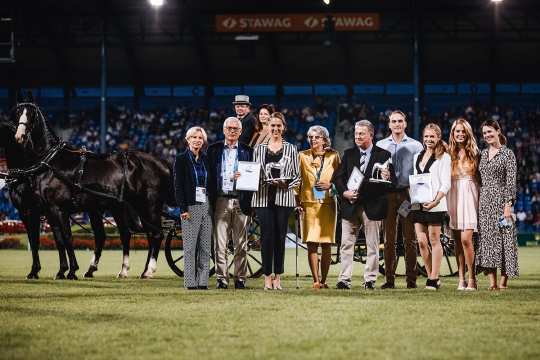 The jury and the award winners of the Silver Horse 2021: (f.l.t.r.) Nadine Capellmann, Wolfgang Brinkmann, Astrid Appels, Countess Ute Rothkirch, Carsten Sostmeier, Alexander Buchholtz, Michelle Buchholtz, Leonie Merheim and Tina Srowig. Photo: CHIO Aachen/Franziska Sack