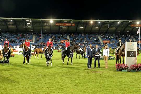 Congratulating the winning US team and their boss Robert Ridland (2nd from right) are, from right, ALRV President Stefanie Peters and Jörg Heinermann, Chairman of the Board Mercedes-Benz Cars Sales Germany. Photo: CHIO Aachen/ Michael Strauch