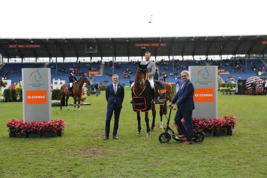 From left: ALRV Supervisory Board member Dr. Thomas Förl and Wilfried Ullrich, STAWAG Board of Management, congratulate the winner.  