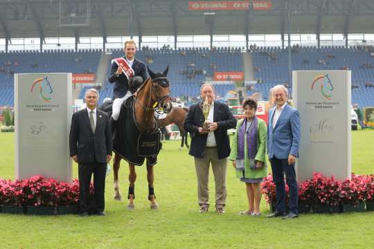 Dem Sieger gratulieren v.l. ALRV-Aufsichtsratsmitglied Peter Weinberg, Gerhard und Marion Müter, Unterstützer von Deutschlands U25-Springpokals der Stiftung Deutscher Spitzenpferdesport und Vorstandsvorsitzender Jochen Kienbaum. Foto: CHIO Aachen/ Michael Strauch 