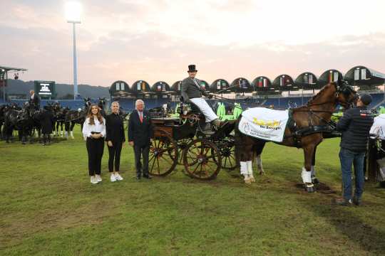 Es gratulieren: Tanja Horsch mit Tochter Louisa Horsch (links) und Vizepräsident des ALRV-Aufsichtsrats Baron Wolf von Buchholtz. Foto: CHIO Aachen/ Michael Strauch