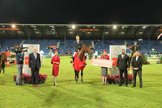 Dem Sieger gratulieren v.l. ALRV-Aufsichtsratsmitglied Jürgen Petershagen, Turkish Airlines-Vorstandsmitglied Mithat Görkem Aksoy und Yunus Ozleyen, Sponsorship Investments Turkish Airlines. Foto: CHIO Aachen/ Michael Strauch