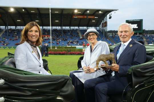 Lap of honour in a carriage: ALRV President, Stefanie Peters; Mayoress, Sibylle Keupen and ALRV Honorary President, Carl Meulenbergh (f.t.l.). Photo: CHIO Aachen/Michael Strauch.