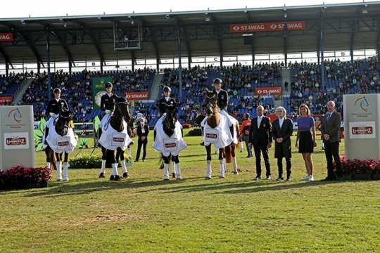 The winning German team and Chef 'd Equipe Klaus Roeser are congratulated by Prof. Dr. Hermann Bühlbecker, owner Lambertz Group, ALRV-President Stefanie Peters and German FN President Hans-Joachim Erbel (f.t.l.).  Photo: CHIO Aachen/Michael Strauch